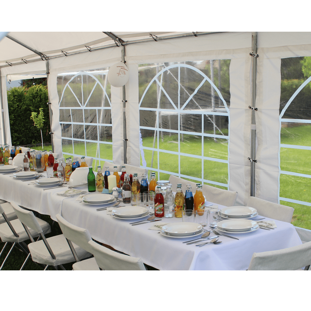 Pełna zastawa stołowa i białe obrusy w namiocie imprezowym – wynajem Bochnia