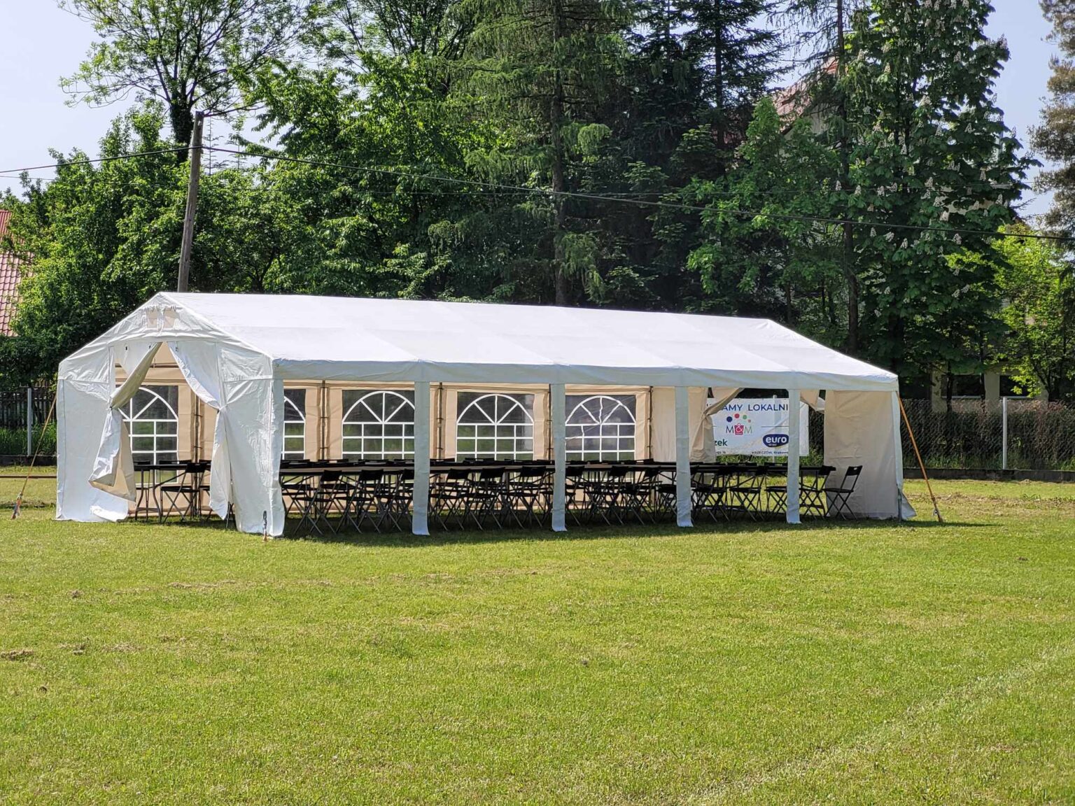 Biały namiot imprezowy z oknami na trawie – wynajem namiotów ogrodowych Bochnia