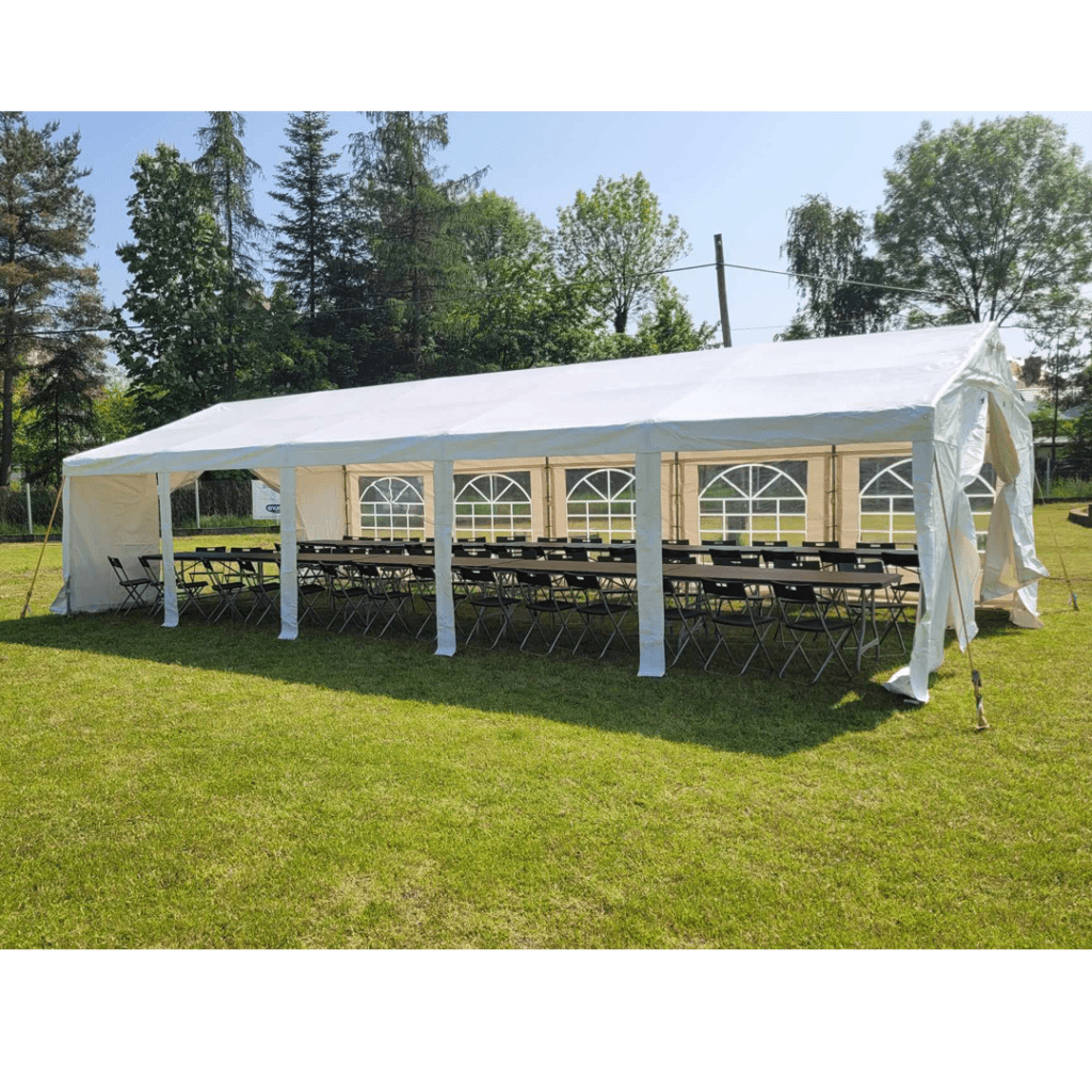 Duży biały namiot cateringowy rozstawiony na trawie – wynajem namiotów Bochnia