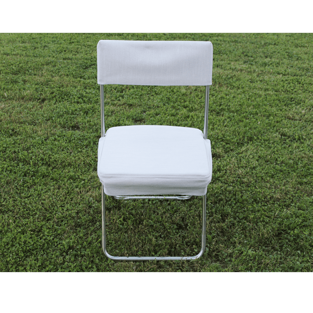 Elegancki pokrowiec na krzesło w kolorze ecru – wynajem dekoracji weselnych Bochnia