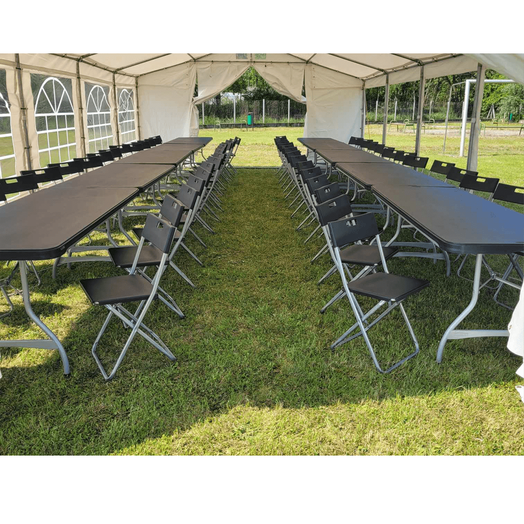 Długi stół cateringowy z czarnym blatem i składanymi krzesłami – Namioty Bochnia