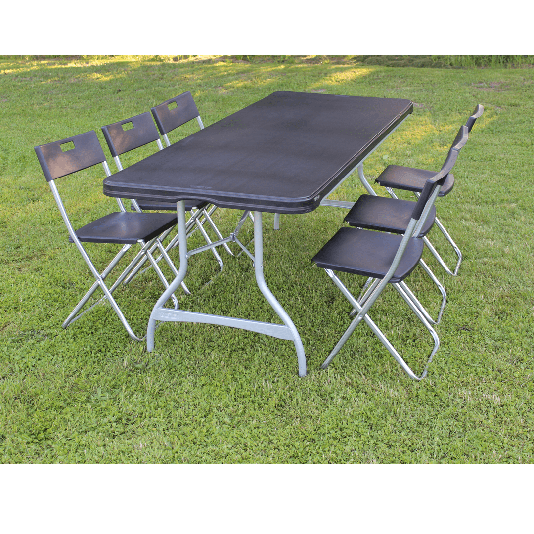 Długi stół cateringowy z czarnym blatem i składanymi krzesłami – Namioty Bochnia