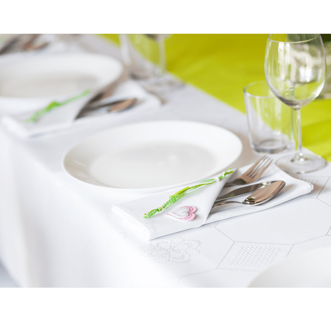 eleganckie nakrycie stolu dekoracje weselne zielone