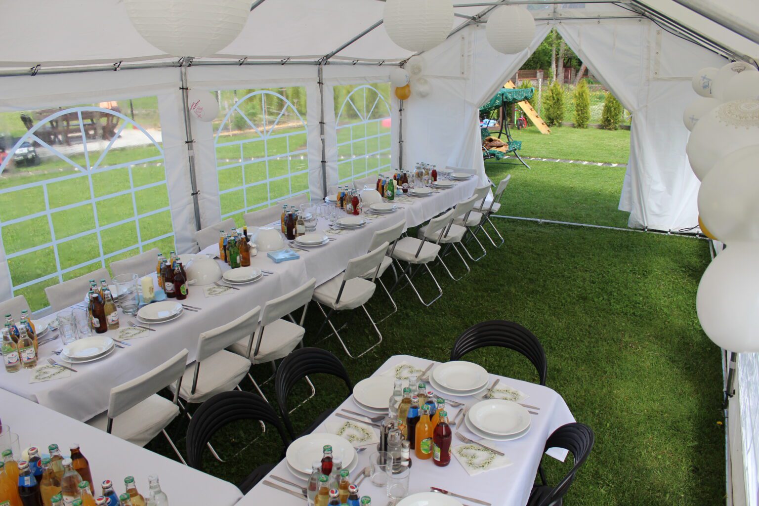 Elegancko nakryte stoły w namiocie imprezowym – wynajem namiotów na komunie Bochnia