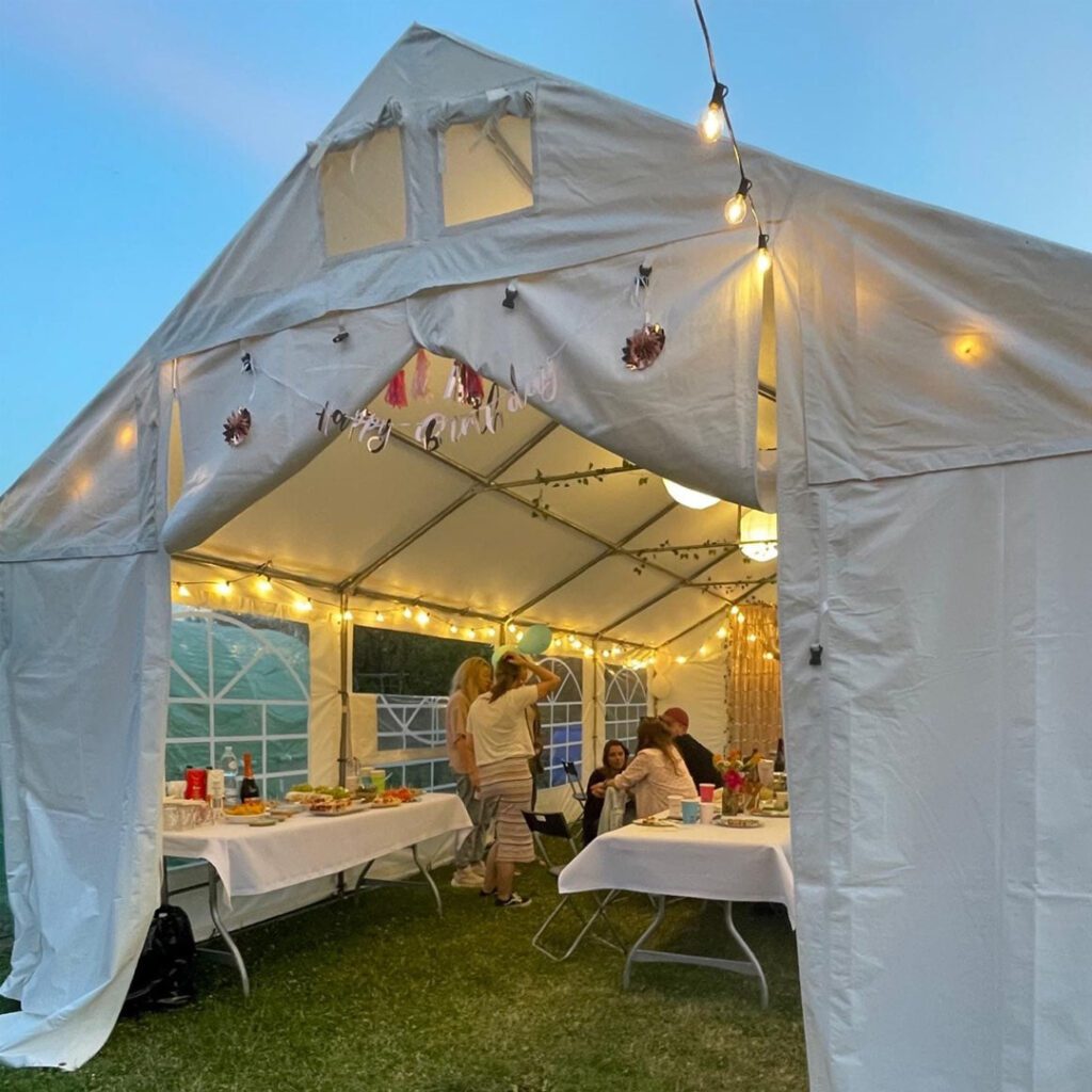 Namiot na urodziny z oświetleniem girlandami – wynajem namiotów imprezowych Bochnia