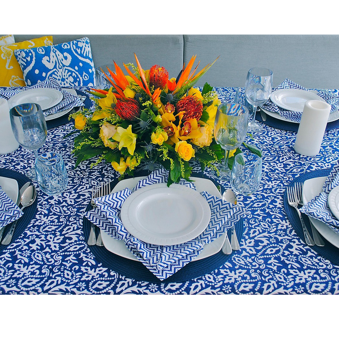 stol aranżacja niebieskie wzory egzotyczne kwiaty