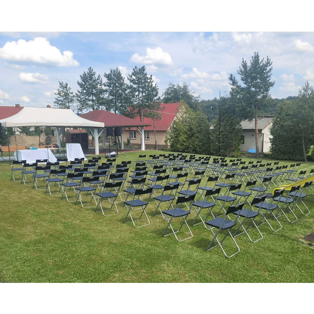 wynajem krzeseł eventowych plener konferencja ogrod