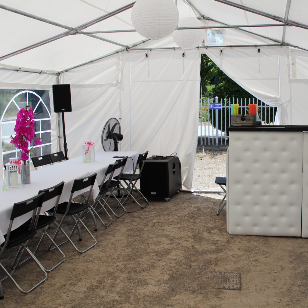 Wnętrze białego namiotu imprezowego z wyposażeniem – stoły, krzesła, bar i nagłośnienie Bochnia